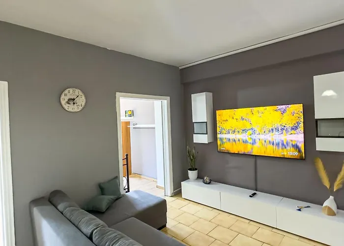 Downtown Golden Apartment